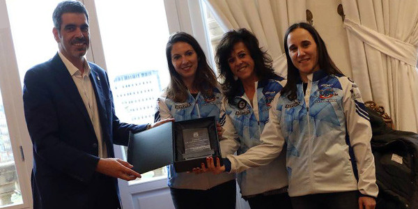 En esta fotografía el Alcalde de Donostia, Eneko Goya, recibe a las campeonas en el Ayuntamiento.