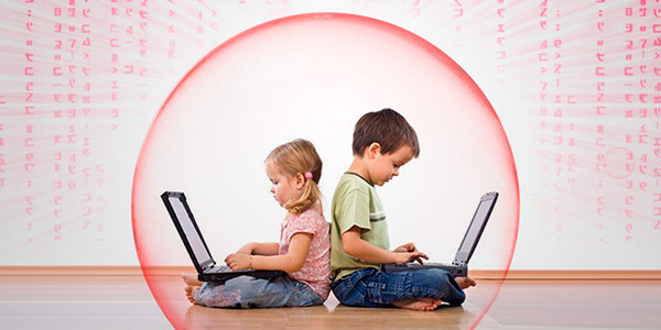 En la imagen niños con sus ordenadores