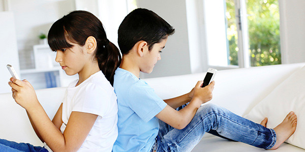Imagen de niños con dispositivos móviles