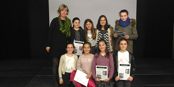 En la fotografía las alumnas ganadoras Naroa, Amaia, Nora y Aiora con otras compañeras participantes y la andereño Itziar Redondo