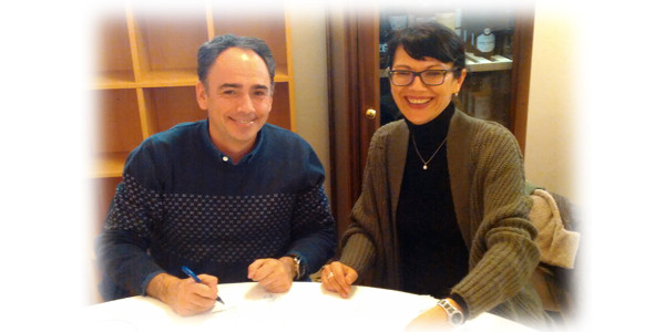 En la fotografía Sandrine Dauré y Aitor Uriondo firman el convenio de colaboración