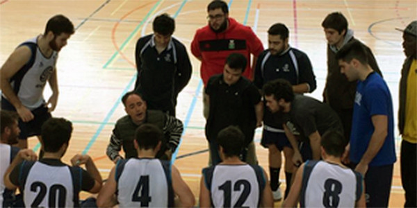 Los jugadores y el entrenador en un descanso