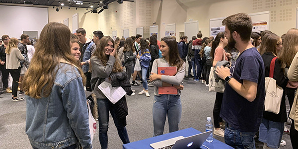 Un grupo de alumnas charla con un científico