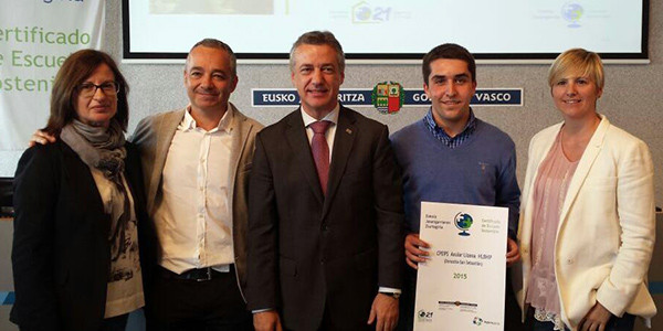 El lehendakari nos entrega el reconocimiento de escuela sostenible