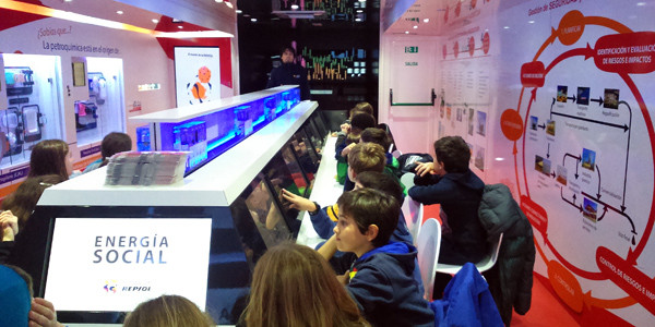 Fotografía de los alumnos conociendo el proyecto